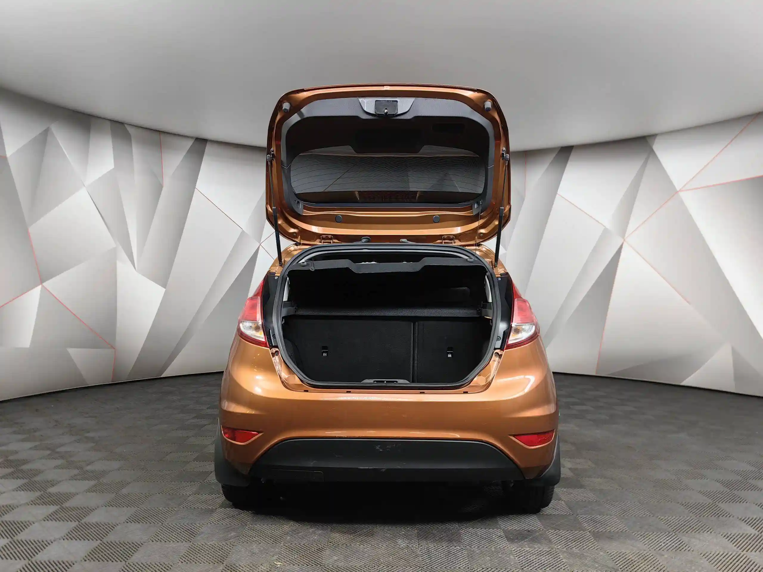 Фото автомобиля FORD FIESTA / ASPIRE, 2015 — госномер Е001ОА777. Цвет: Коричневый