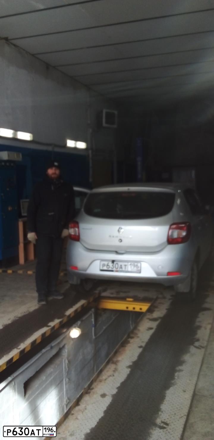 Фото автомобиля RENAULT SANDERO, 2015 — госномер К415АА702. Цвет: СВЕТЛО-СЕРЫЙ
