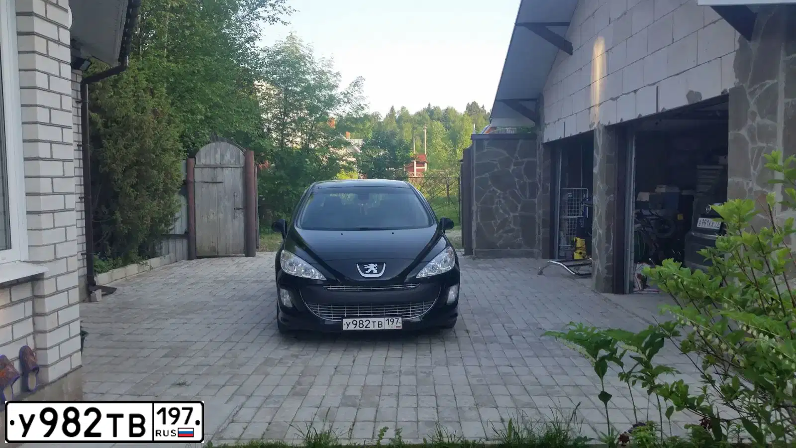 Фото автомобиля PEUGEOT 308, 2010 — госномер Р714НВ11. Цвет: Красный