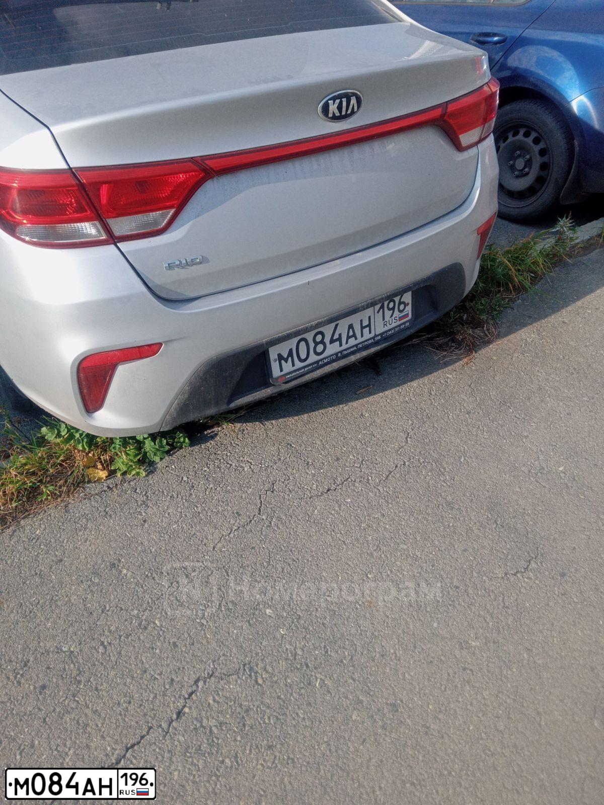 Фото автомобиля KIA RIO, 2019 — госномер М084АН196. Цвет: Серебристый