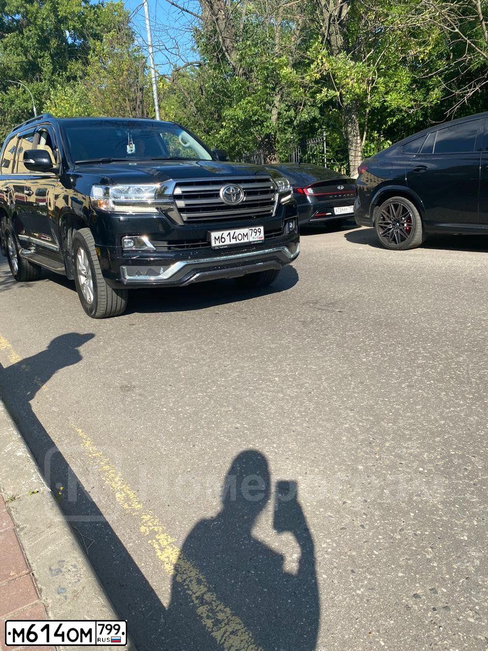 Фото автомобиля TOYOTA LANDCRUISER 200, 2016 — госномер М614ОМ799. Цвет: ЧЕРНЫЙ