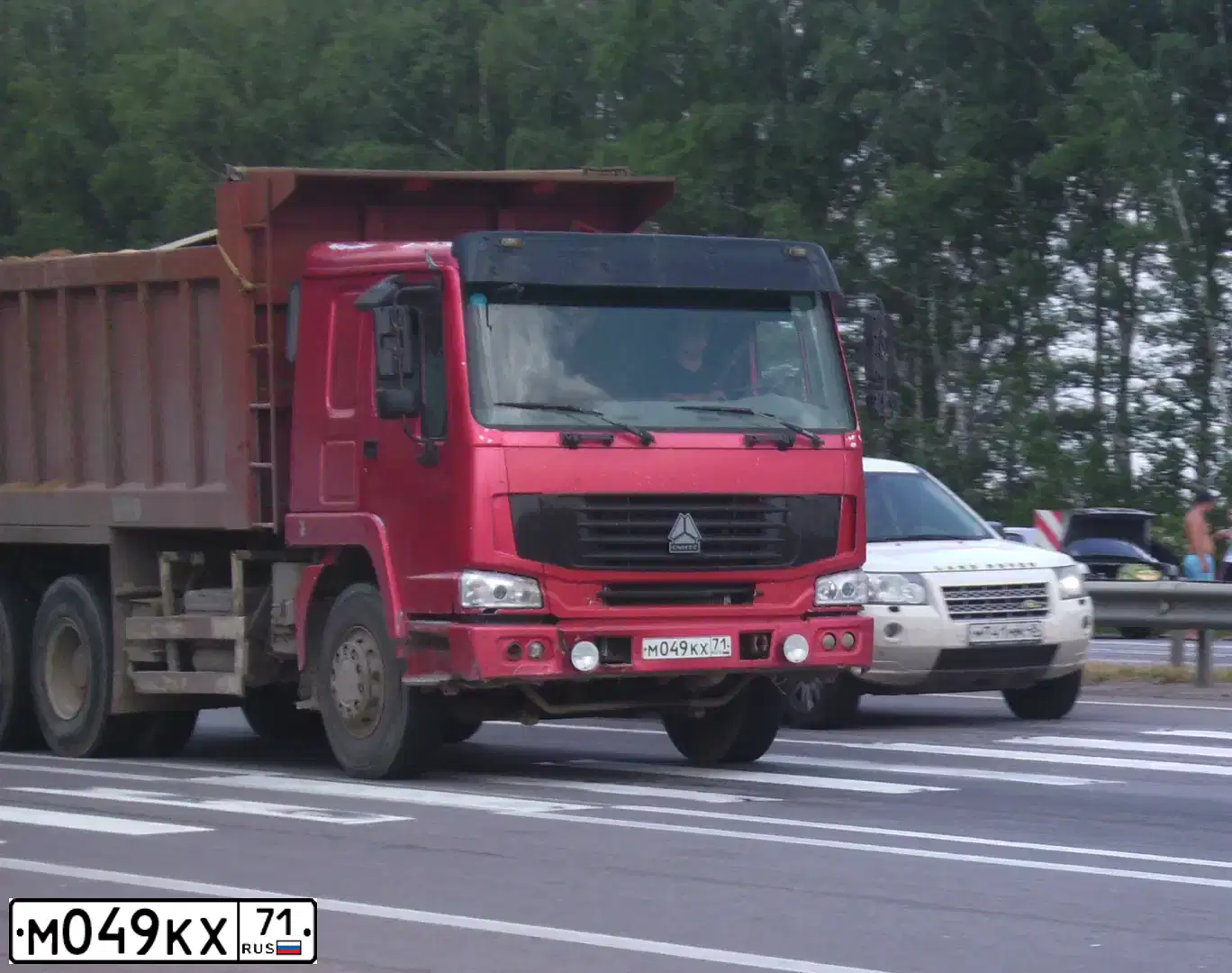 Фото автомобиля HOWO ZZ 3257, 2007 — госномер С633ОХ40. Цвет: КРАСНЫЙ
