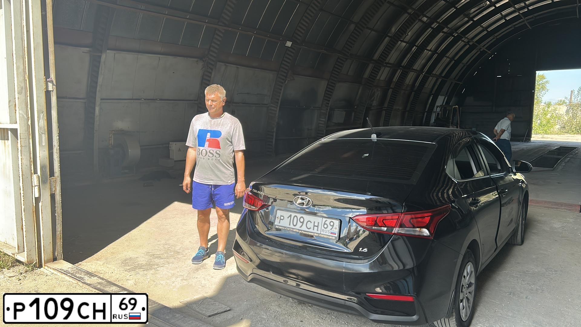 Фото автомобиля HYUNDAI SOLARIS, 2018 — госномер У594ММ48. Цвет: ЧЕРНЫЙ