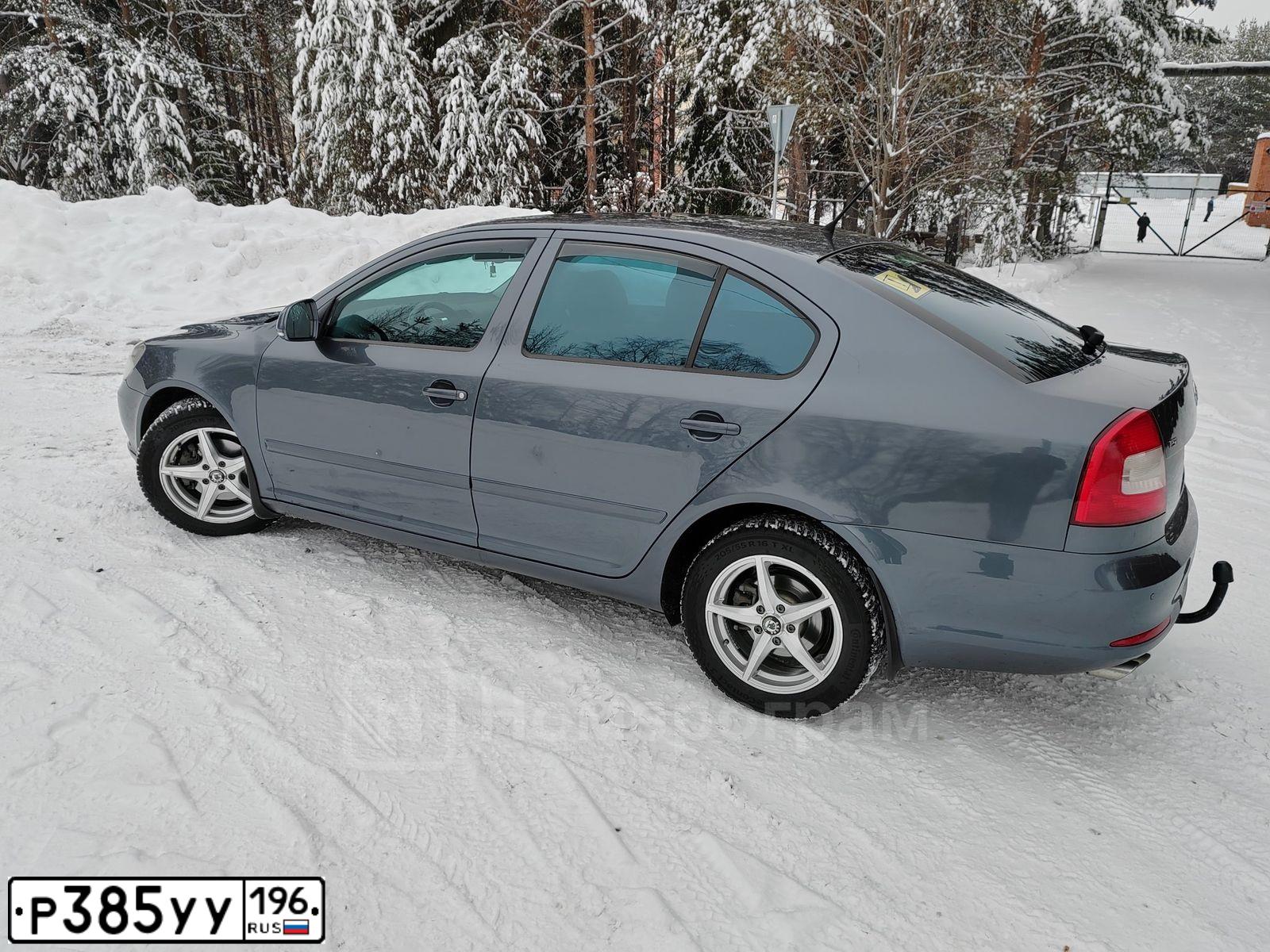Фото автомобиля SKODA OCTAVIA, 2012 — госномер А010ХХ96. Цвет: ТЕМНО-СЕРЫЙ