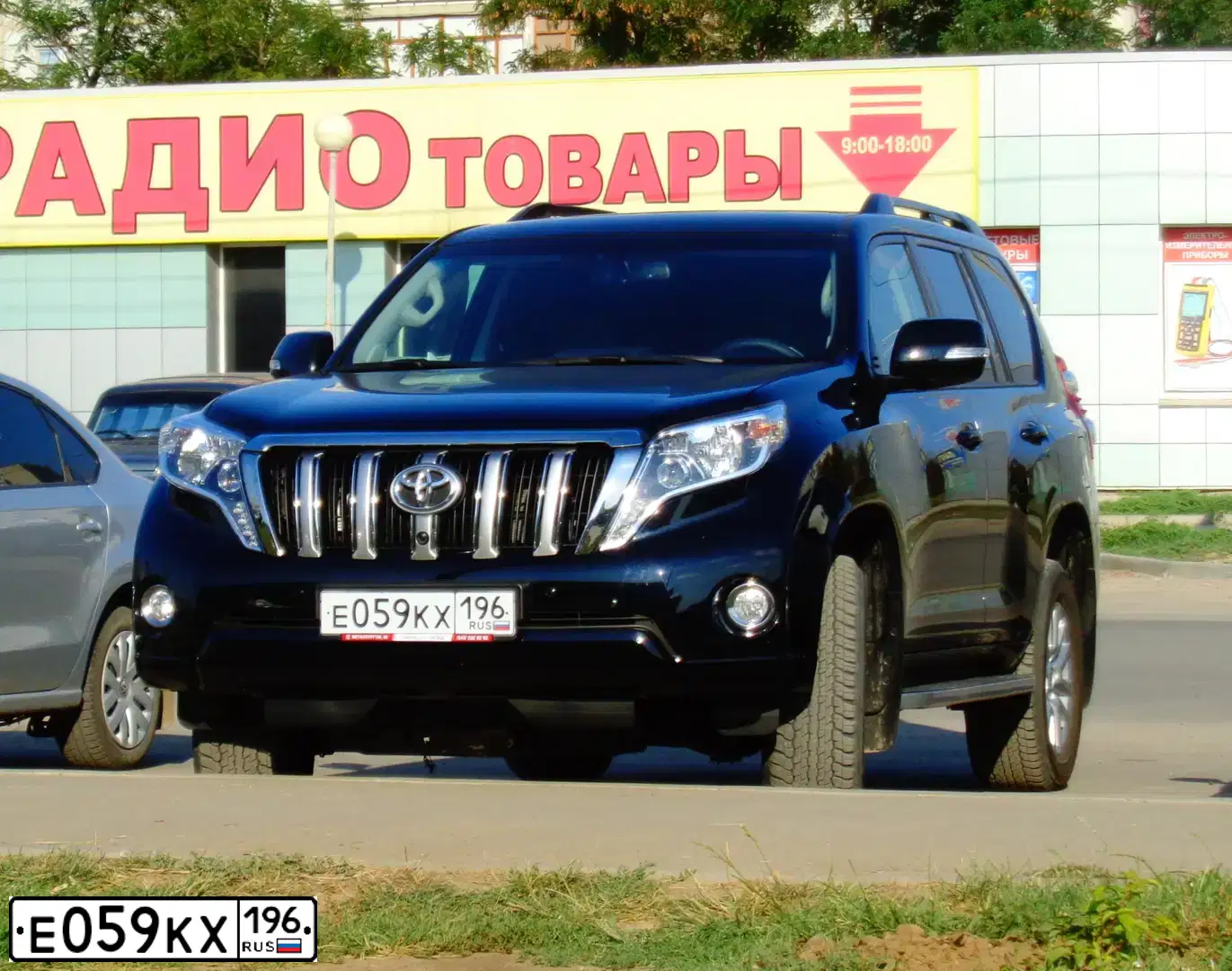 Фото автомобиля TOYOTA LANDCRUISER, 2015 — госномер Е059КХ196. Цвет: Черный