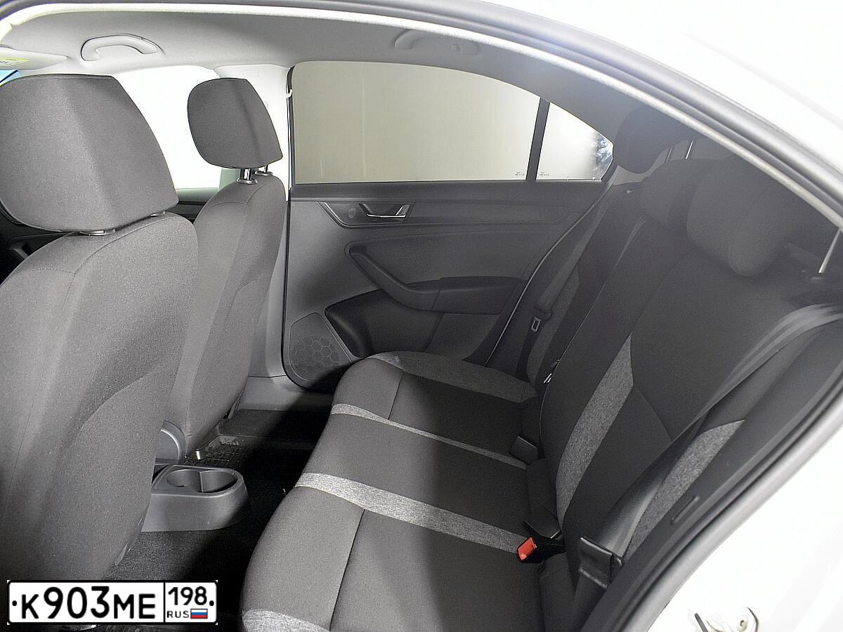 Фото автомобиля SKODA RAPID, 2020 — госномер Р653ОО198. Цвет: Белый