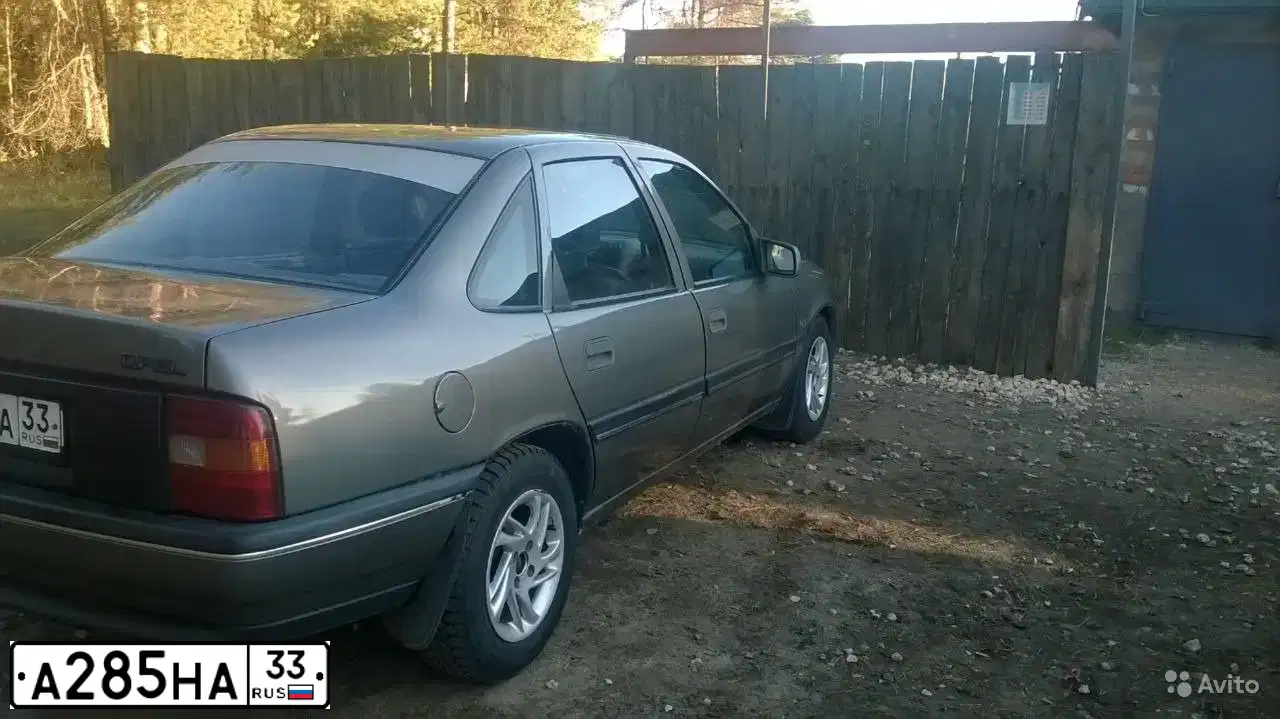 Фото автомобиля OPEL VECTRA, 1989 — госномер А285НА33. Цвет: БЕЛЫЙ
