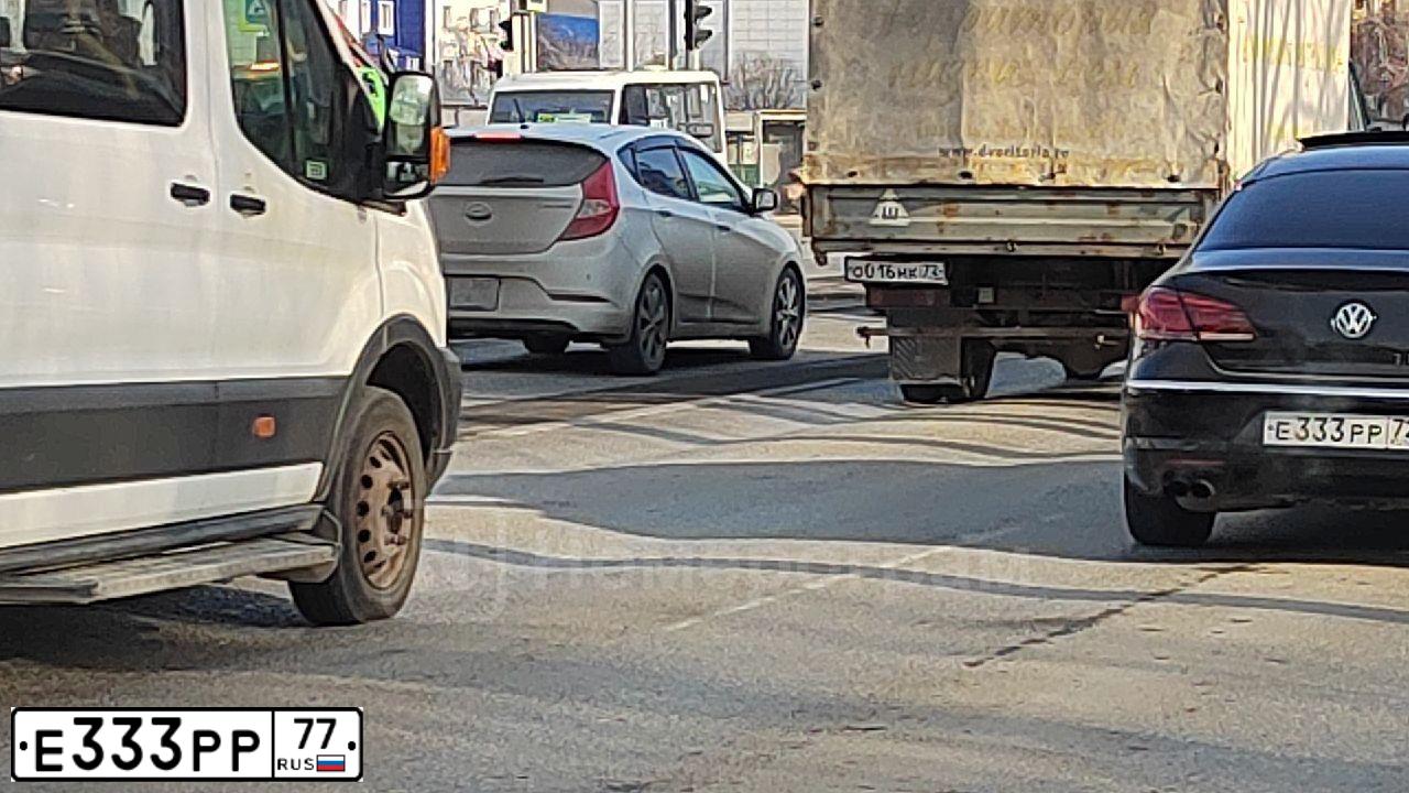 Фото автомобиля TOYOTA LANDCRUISER, 2004 — госномер Т222НК97. Цвет: Серебристый
