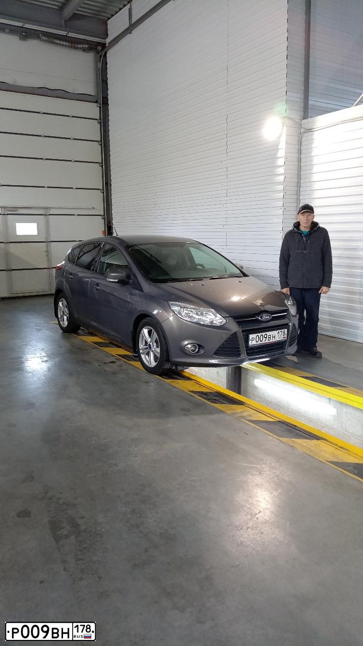 Фото автомобиля FORD FOCUS, 2013 — госномер Р009ВН178. Цвет: СЕРО-КОРИЧНЕВЫЙ