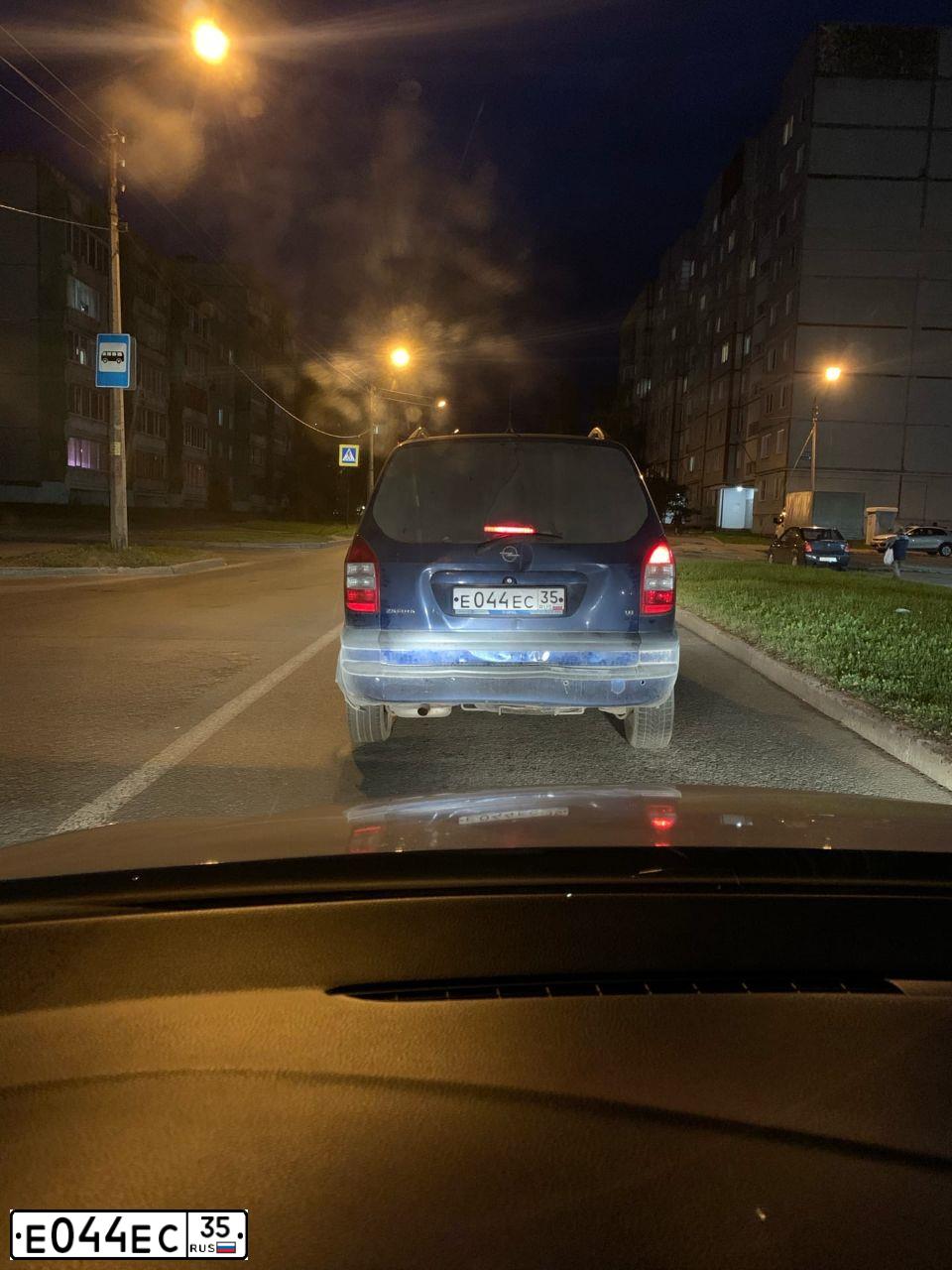 Фото автомобиля OPEL ZAFIRA, 2004 — госномер Е044ЕС35. Цвет: СИНИЙ