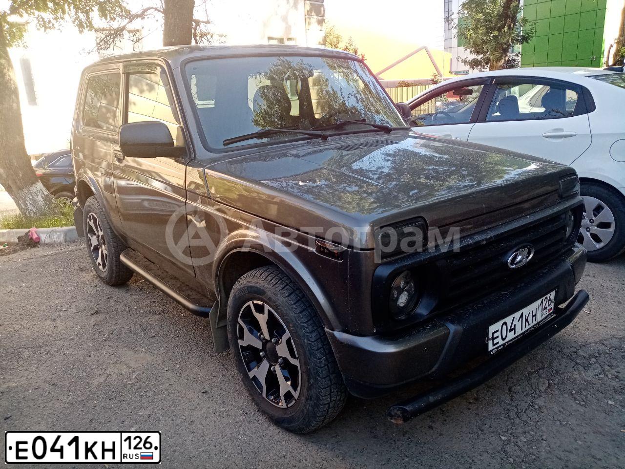 Фото автомобиля LADA 2121 NIVA, 2018 — госномер Е041КН126. Цвет: ЗОЛОТИСТО-КОРИЧНЕВЫЙ