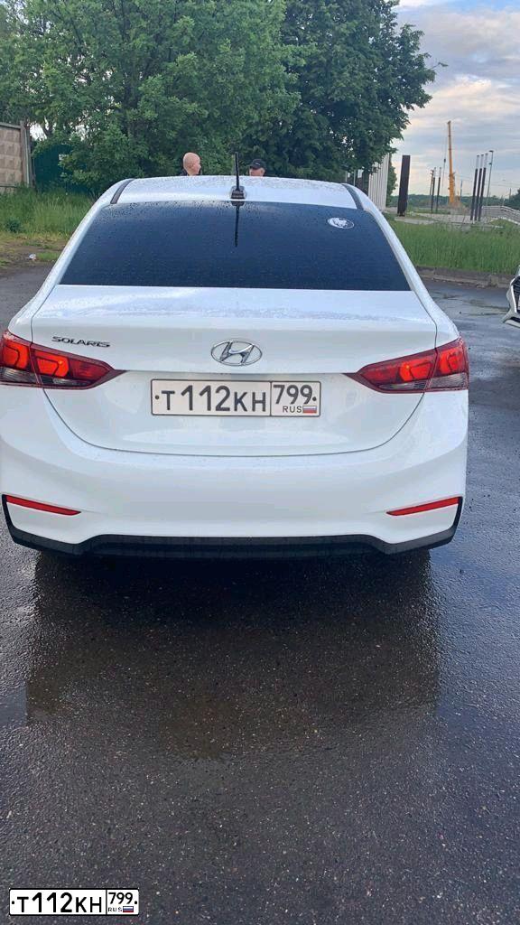 Фото автомобиля HYUNDAI SOLARIS, 2018 — госномер С121МК30. Цвет: Белый