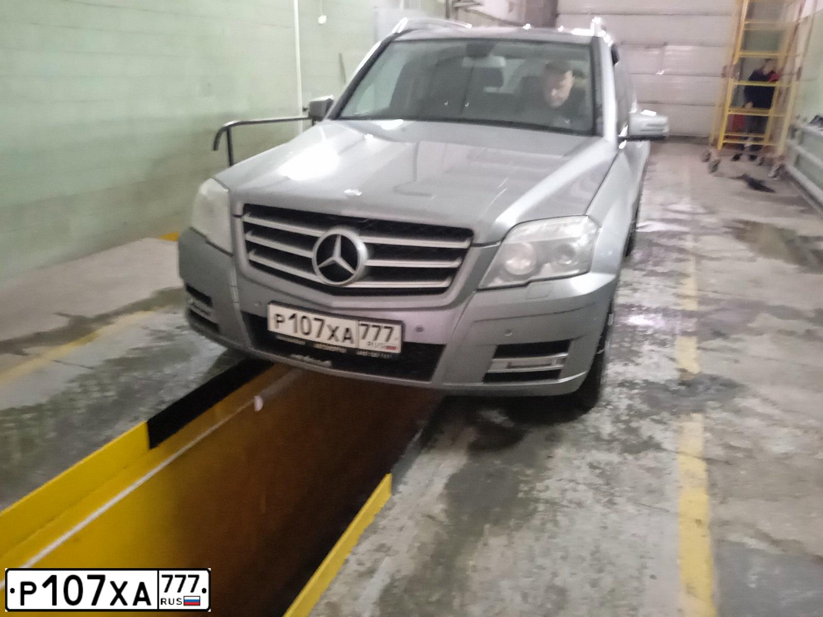 Фото автомобиля MERCEDES GLK-KLASSE, 2010 — госномер А166ОС156. Цвет: СЕРЫЙ