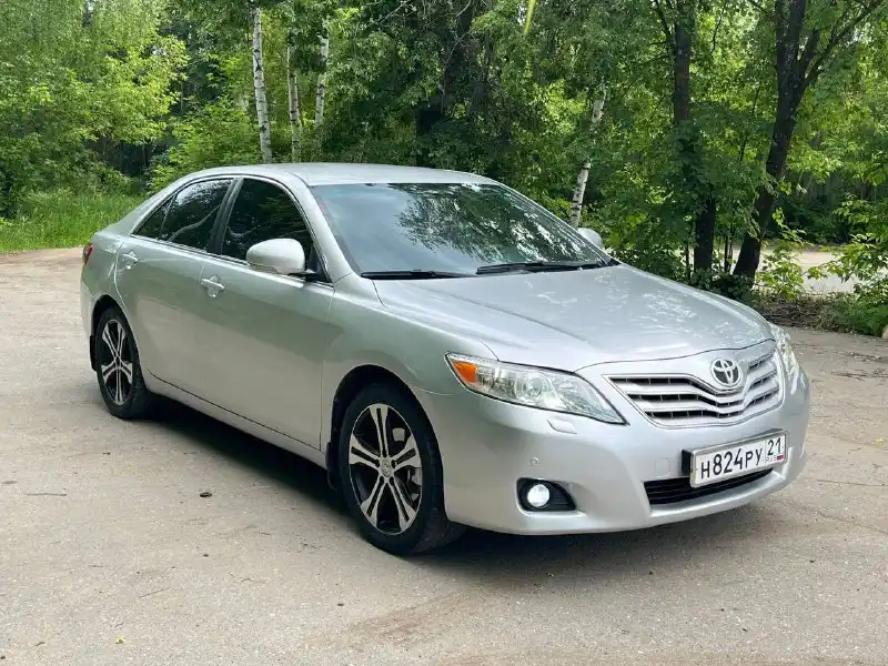 Фото автомобиля TOYOTA CAMRY, 2009 — госномер Н824РУ21. Цвет: СЕРЕБРИСТЫЙ МЕТАЛЛИК