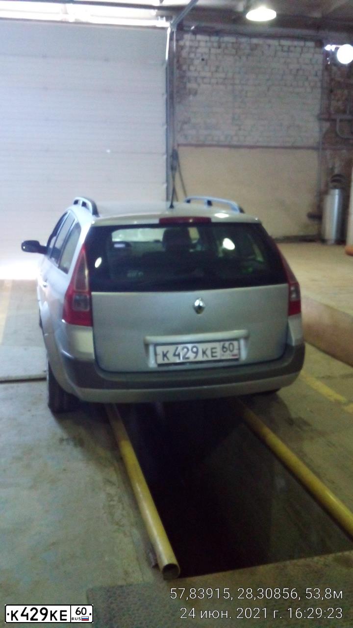 Фото автомобиля RENAULT MEGANE, 2008 — госномер К429КЕ60. Цвет: СЕРЕБРИСТЫЙ