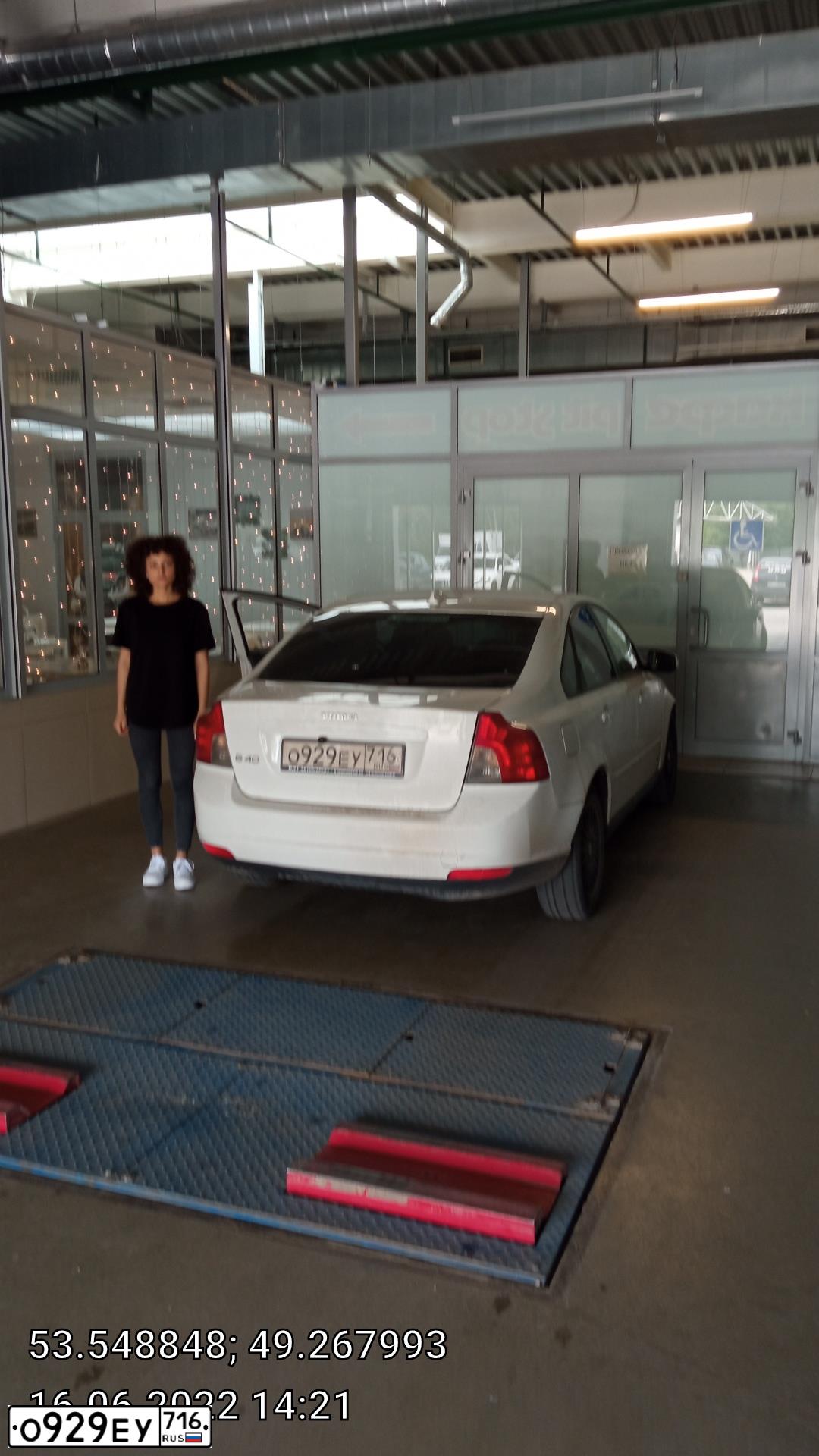 Фото автомобиля VOLVO S40, 2007 — госномер Р605РР21. Цвет: Белый