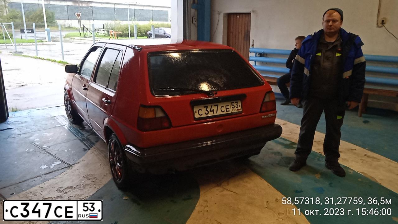 Фото автомобиля VOLKSWAGEN GOLF, 1992 — госномер С347СЕ53. Цвет: Красный