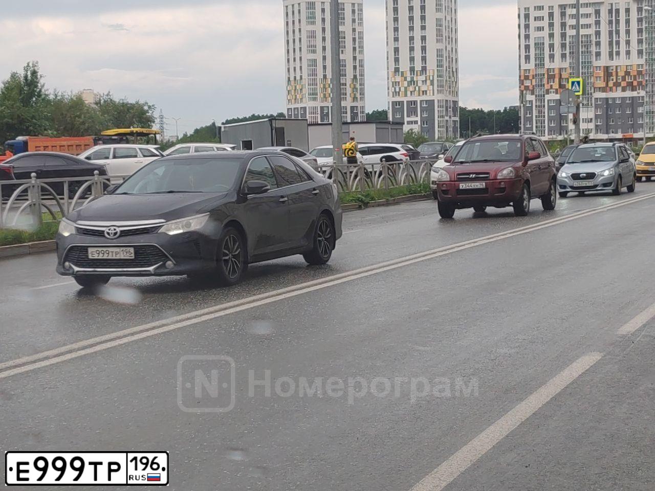 Фото автомобиля TOYOTA CAMRY, 2017 — госномер Е999ТР196. Цвет: ЧЕРНЫЙ
