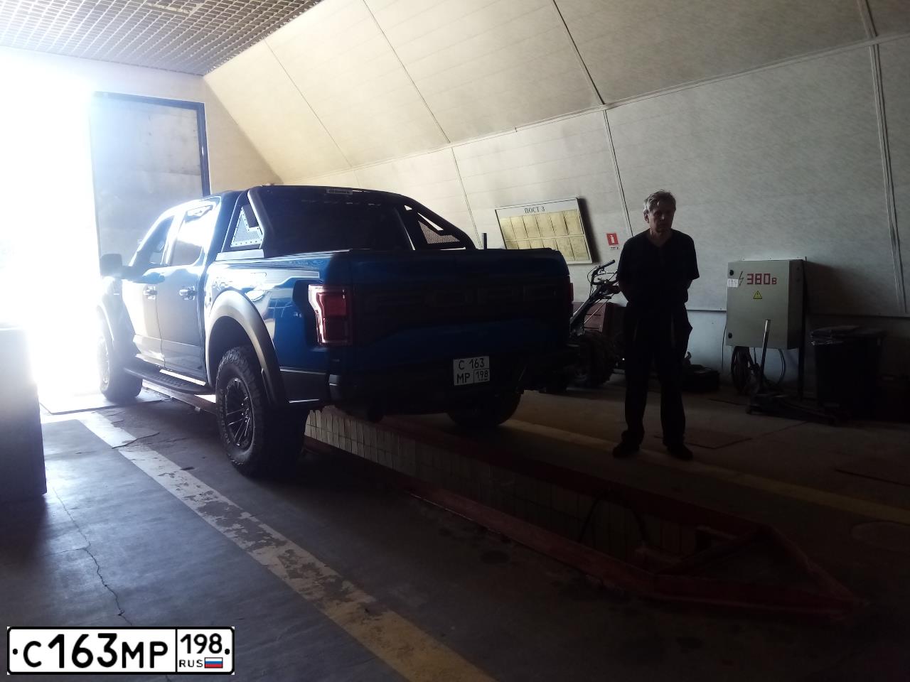 Фото автомобиля FORD F-SERIE, 2020 — госномер О555АМ46. Цвет: синий
