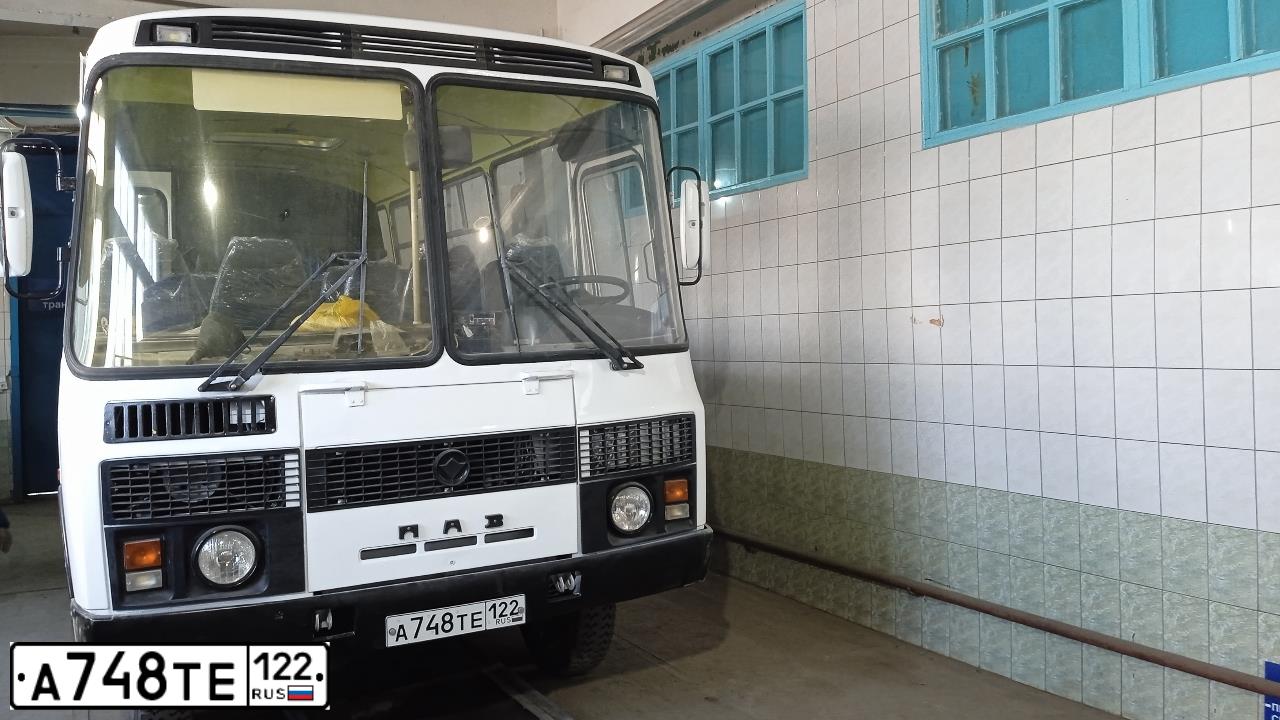 Фото автомобиля PAZ 3206, 2001 — госномер А748ТЕ122. Цвет: Бело-Синий