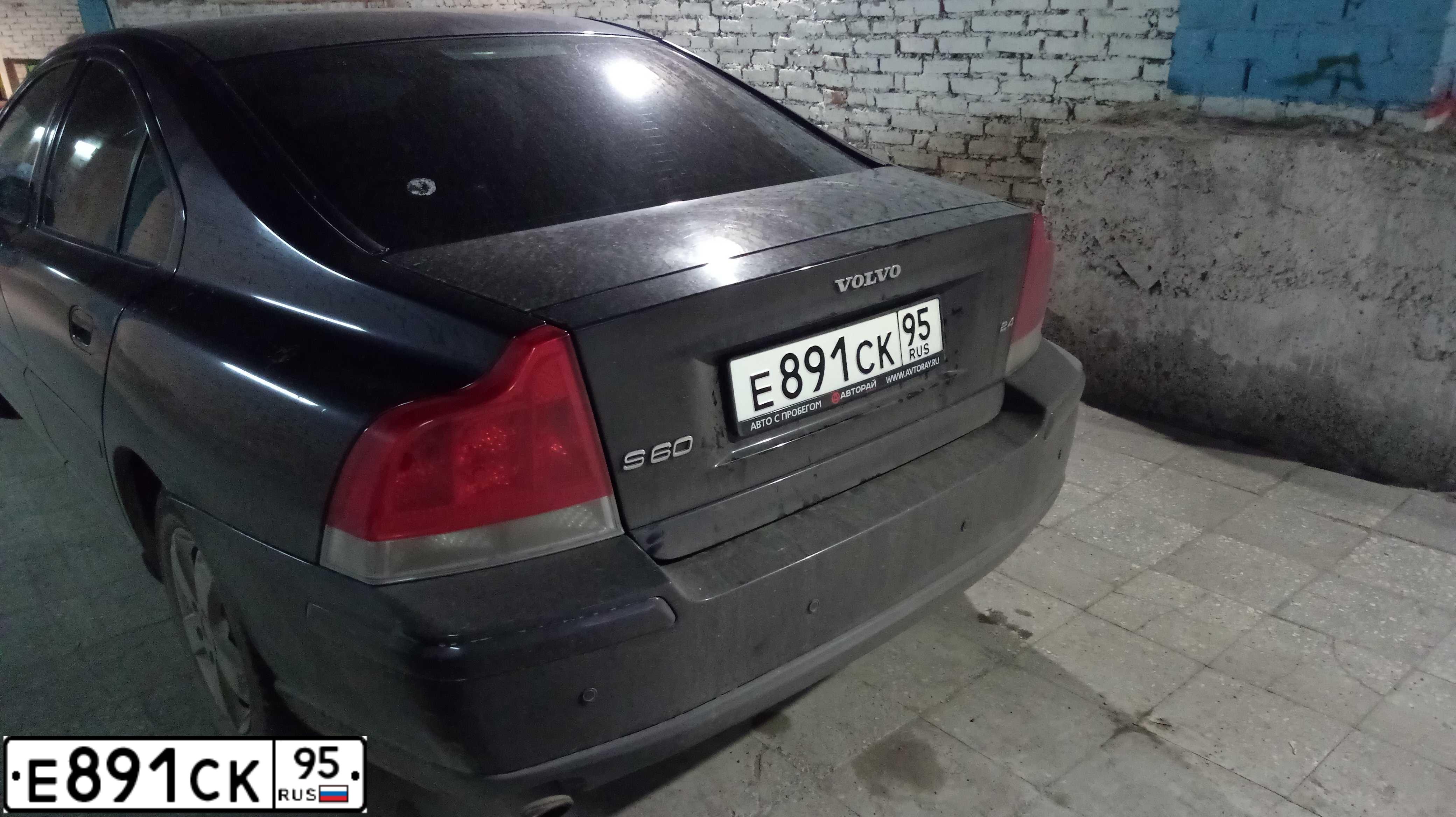 Фото автомобиля VOLVO S60, 2005 — госномер С915СТ177. Цвет: Темно-синий