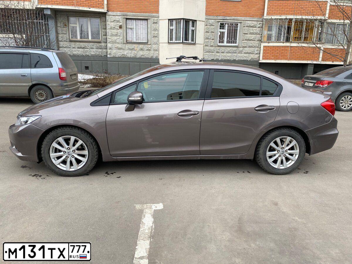 Фото автомобиля HONDA CIVIC, 2012 — госномер У395АР977. Цвет: СЕРО-КОРИЧНЕВЫЙ