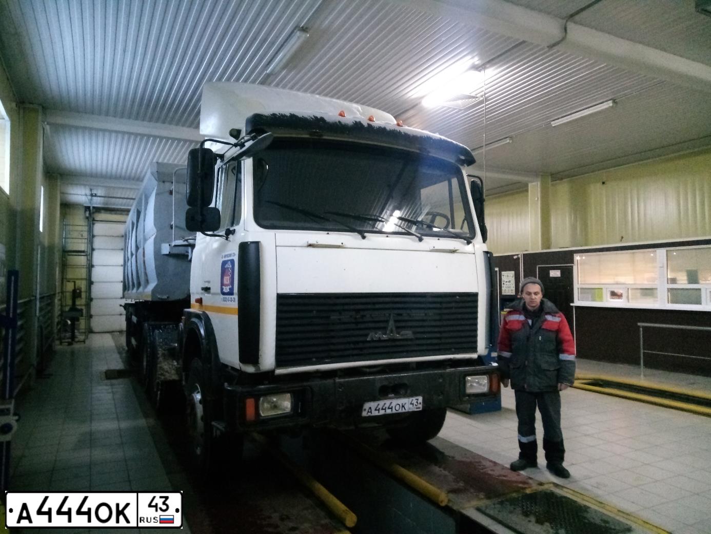 Фото автомобиля MAZ 6422 /6X4/, 2012 — госномер А444ОК43. Цвет: Белый