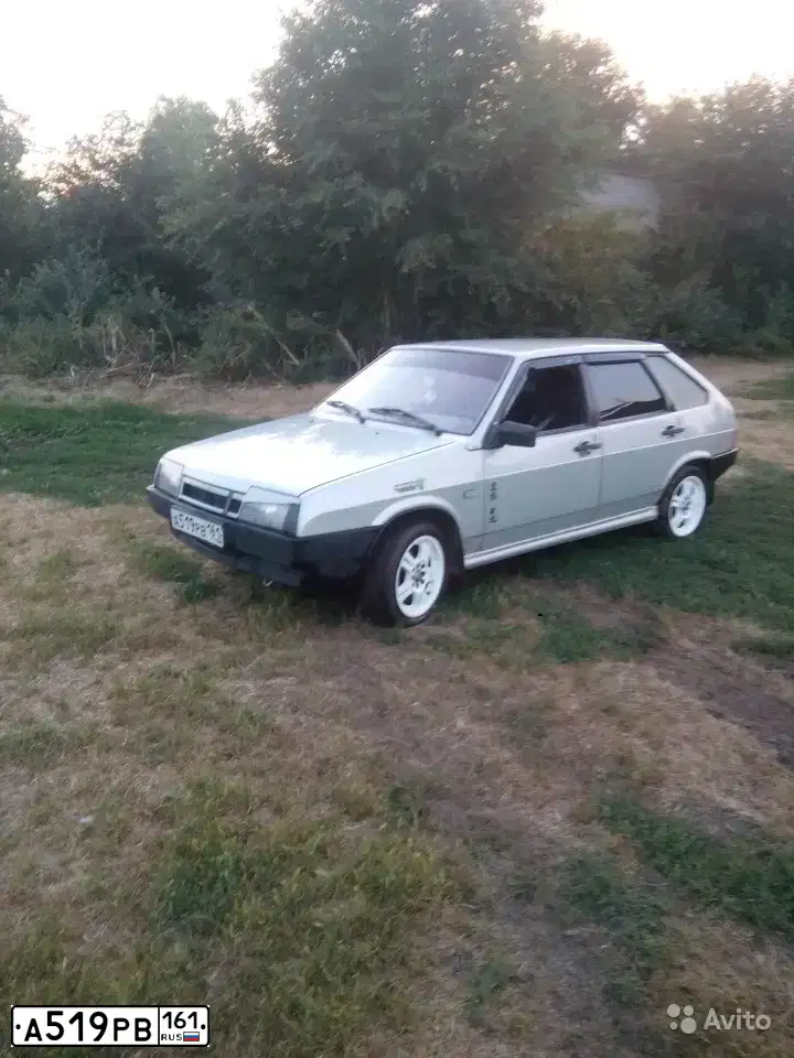 Фото автомобиля LADA 2109 SAMARA, 2004 — госномер А519РВ161. Цвет: МОЛОЧНО-БЕЛЫЙ СЕРЕБР.