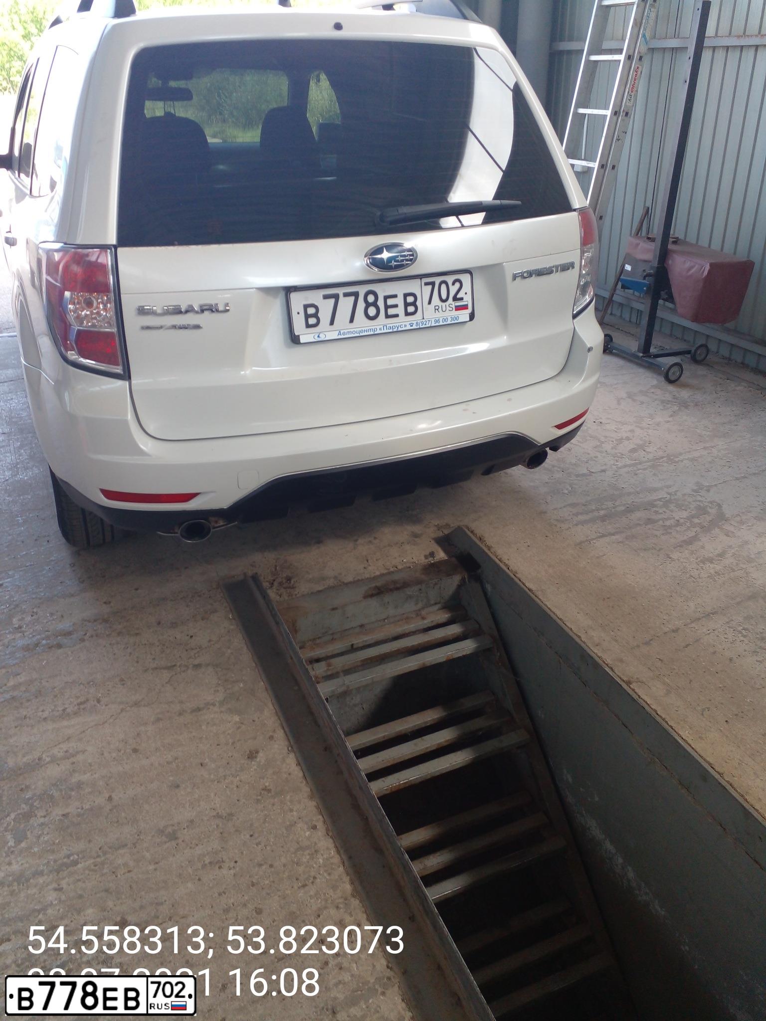 Фото автомобиля SUBARU FORESTER, 2011 — госномер У888ОН02. Цвет: Белый