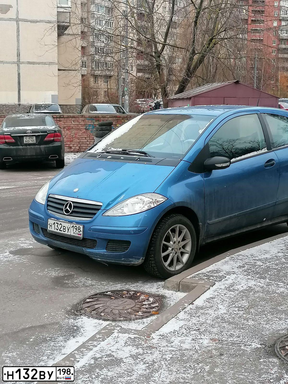 Фото автомобиля MERCEDES A-KLASSE, 2007 — госномер Т100ОТ98. Цвет: голубой