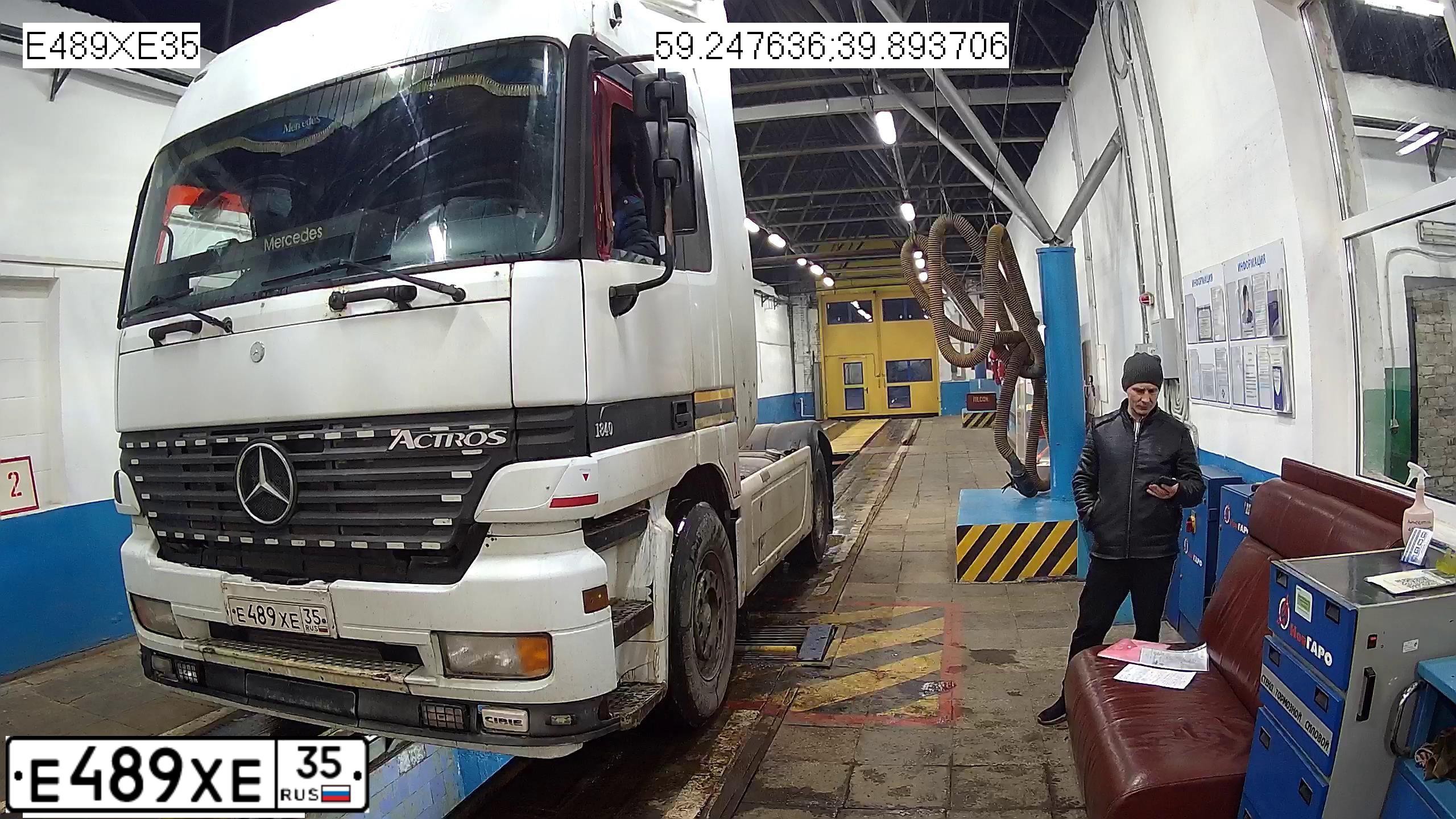 Фото автомобиля MERCEDES ACTROS, 2000 — госномер Е489ХЕ35. Цвет: Белый