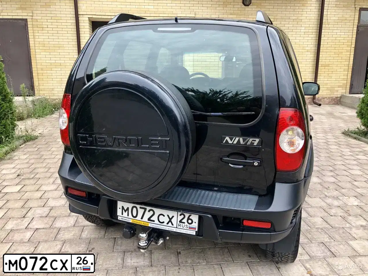 Фото автомобиля CHEVROLET NIVA, 2009 — госномер Е009КР26. Цвет: ЧЕРНО-СИНИЙ МЕТАЛЛИК