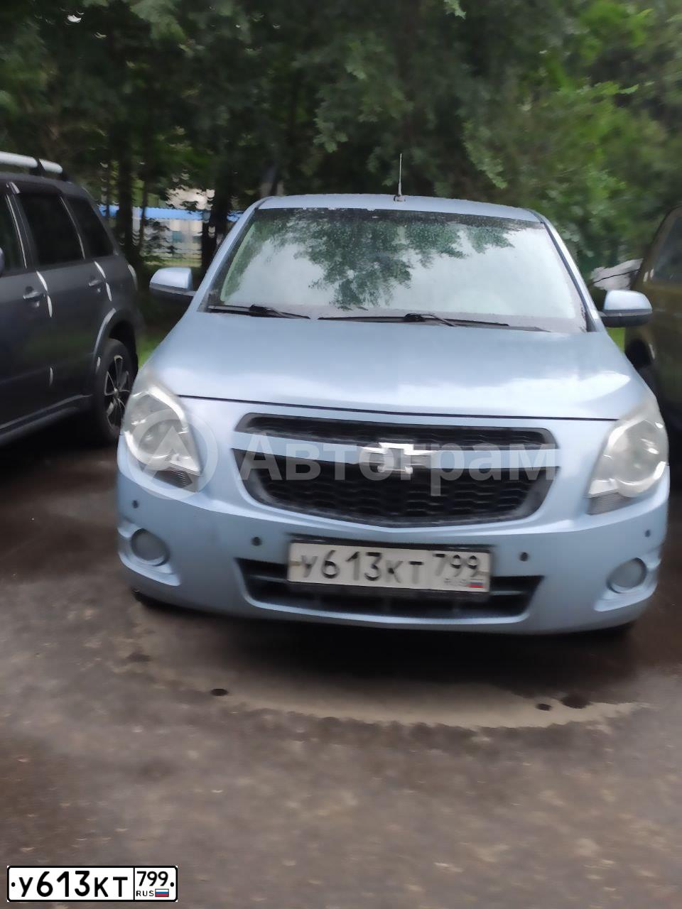 Фото автомобиля CHEVROLET COBALT, 2013 — госномер У613КТ799. Цвет: СВЕТЛО-СЕРЫЙ