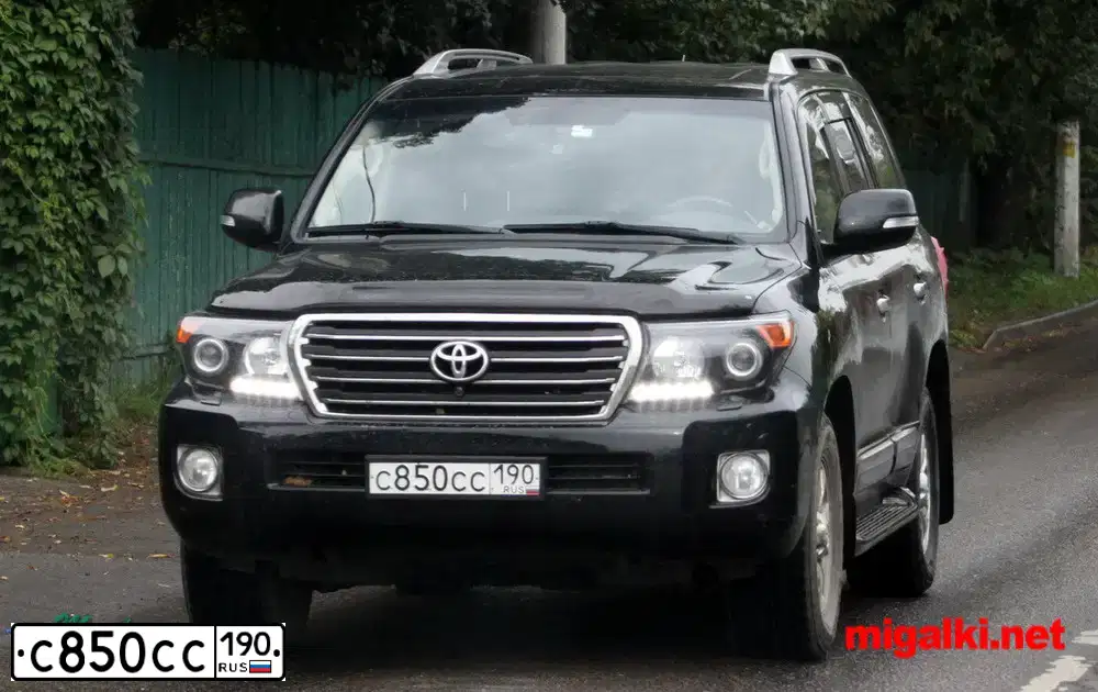 Фото автомобиля TOYOTA HIGHLANDER, 2011 — госномер М958МВ750. Цвет: СЕРЫЙ