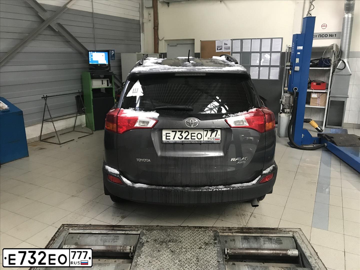 Фото автомобиля TOYOTA RAV4, 2014 — госномер Е732ЕО777. Цвет: СЕРЫЙ