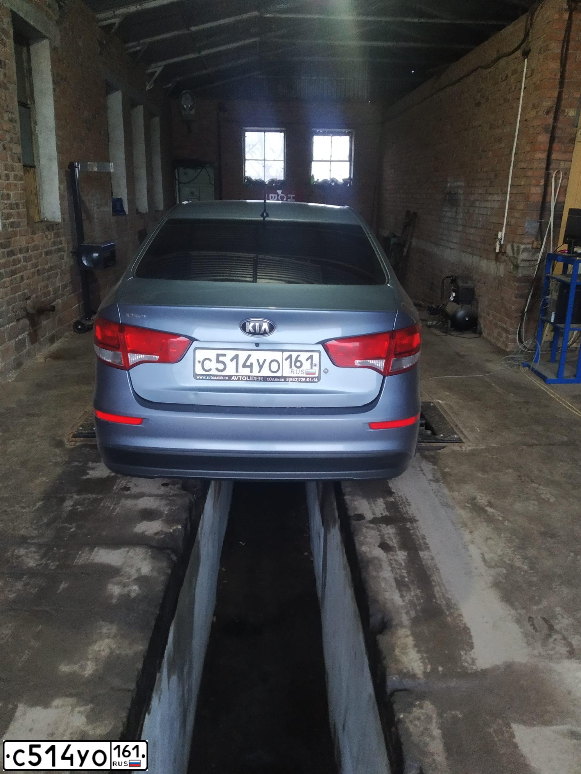 Фото автомобиля KIA RIO, 2015 — госномер С514УО161. Цвет: голубой