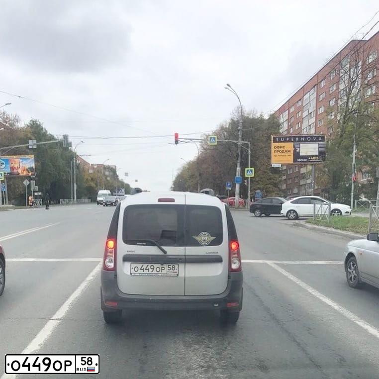 Фото автомобиля LADA LARGUS, 2013 — госномер О449ОР58. Цвет: Серебристый