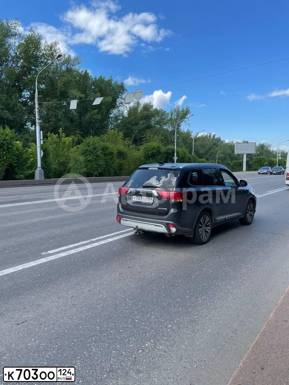 Фото автомобиля MITSUBISHI OUTLANDER, 2019 — госномер К703ОО124. Цвет: ЧЕРНЫЙ