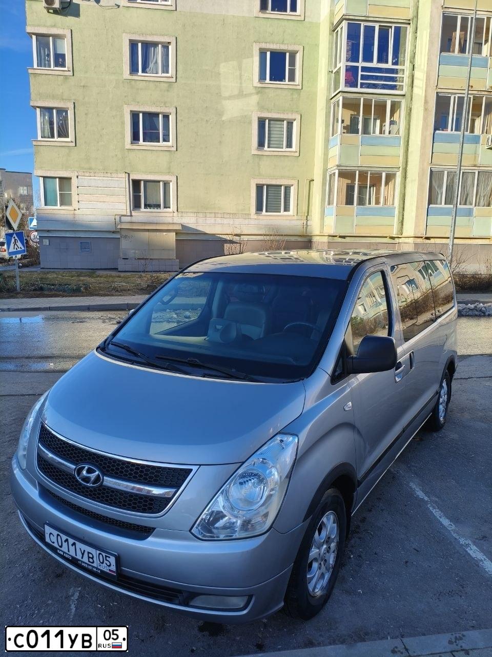 Фото автомобиля HYUNDAI GRAND STAREX, 2011 — госномер С011УВ05. Цвет: СЕРЫЙ