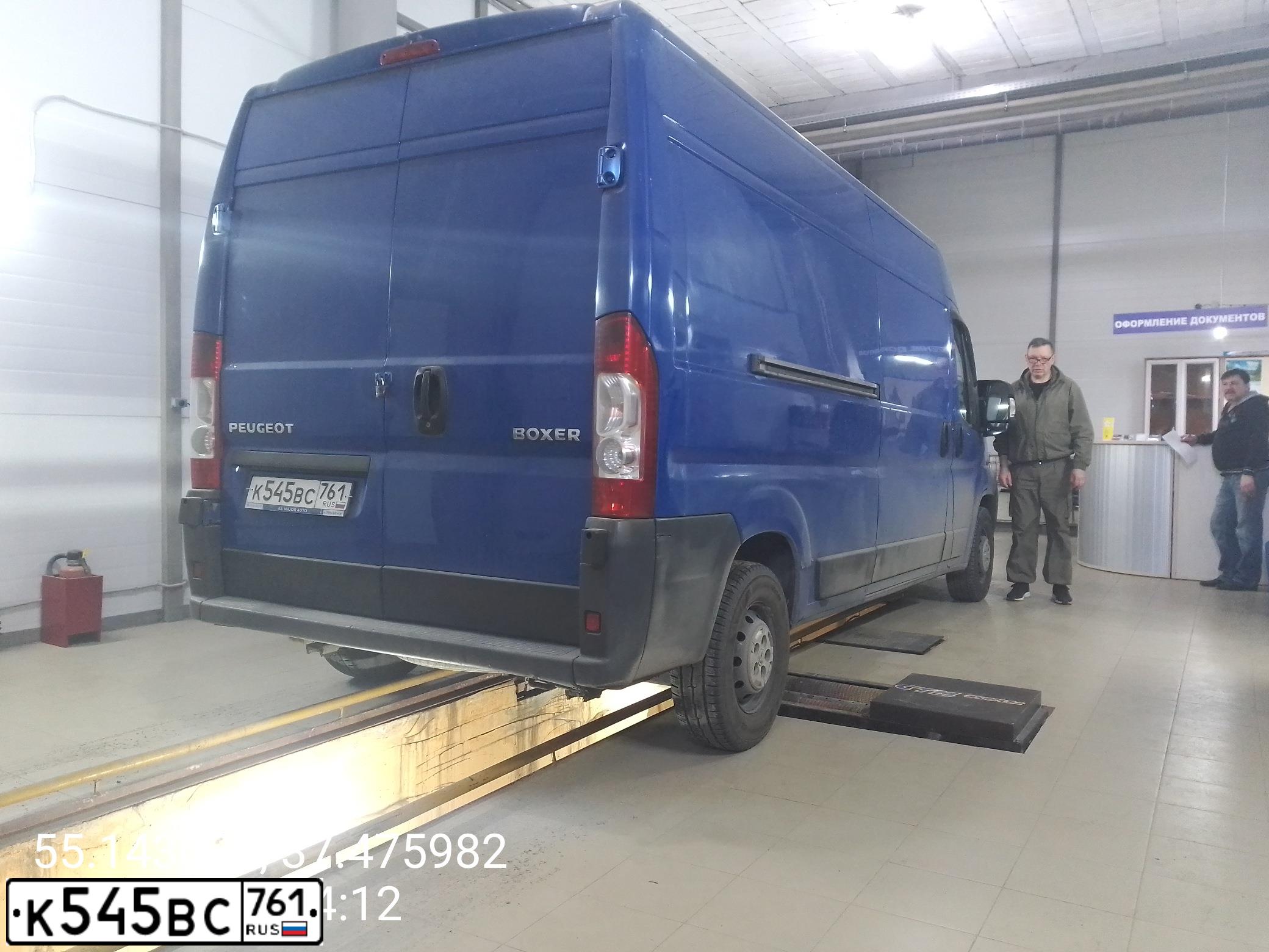 Фото автомобиля PEUGEOT BOXER, 2011 — госномер Е979РО790. Цвет: синий
