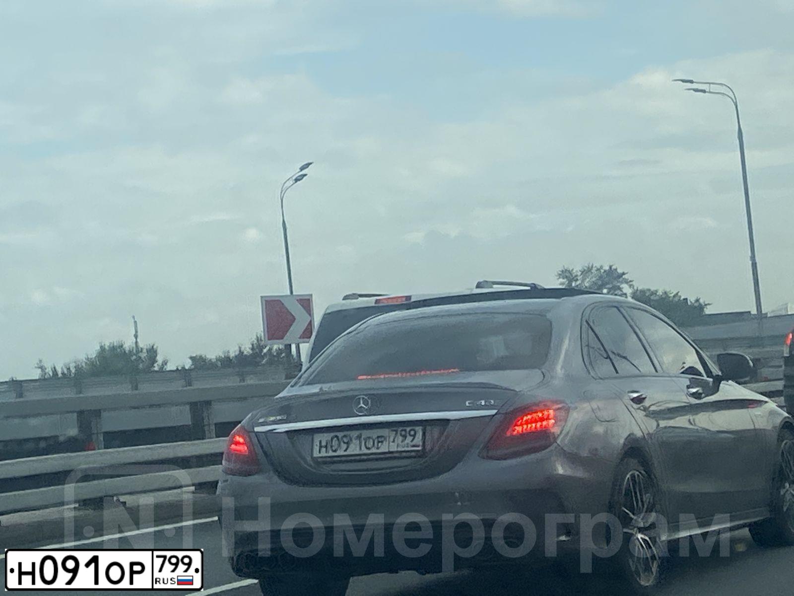 Фото автомобиля MERCEDES C-KLASSE, 2019 — госномер Н091ОР799. Цвет: Серый