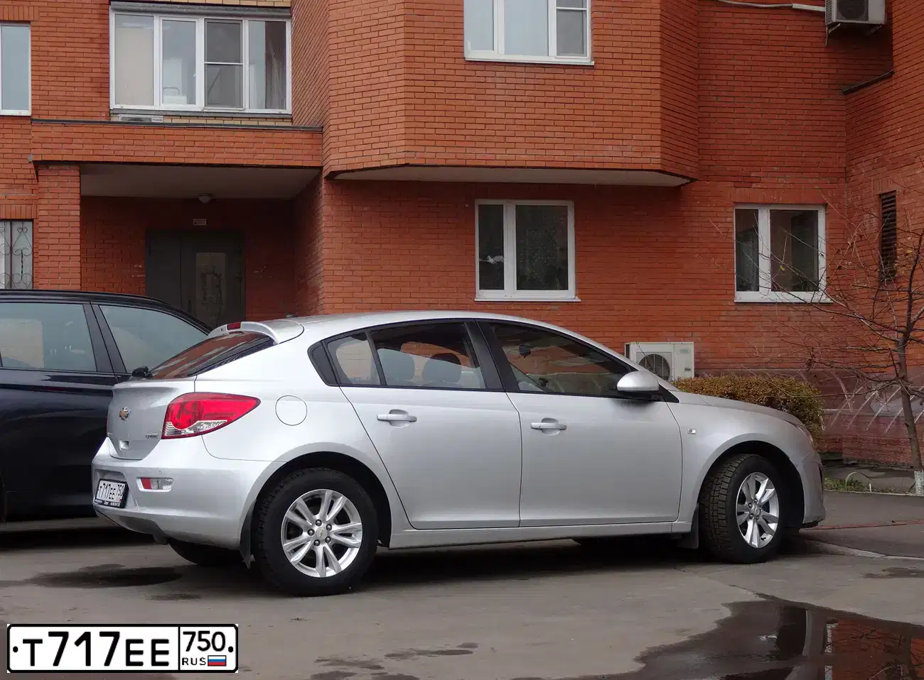 Фото автомобиля CHEVROLET CRUZE, 2013 — госномер Т717ЕА750. Цвет: СЕРЕБРИСТЫЙ МЕТАЛЛИК