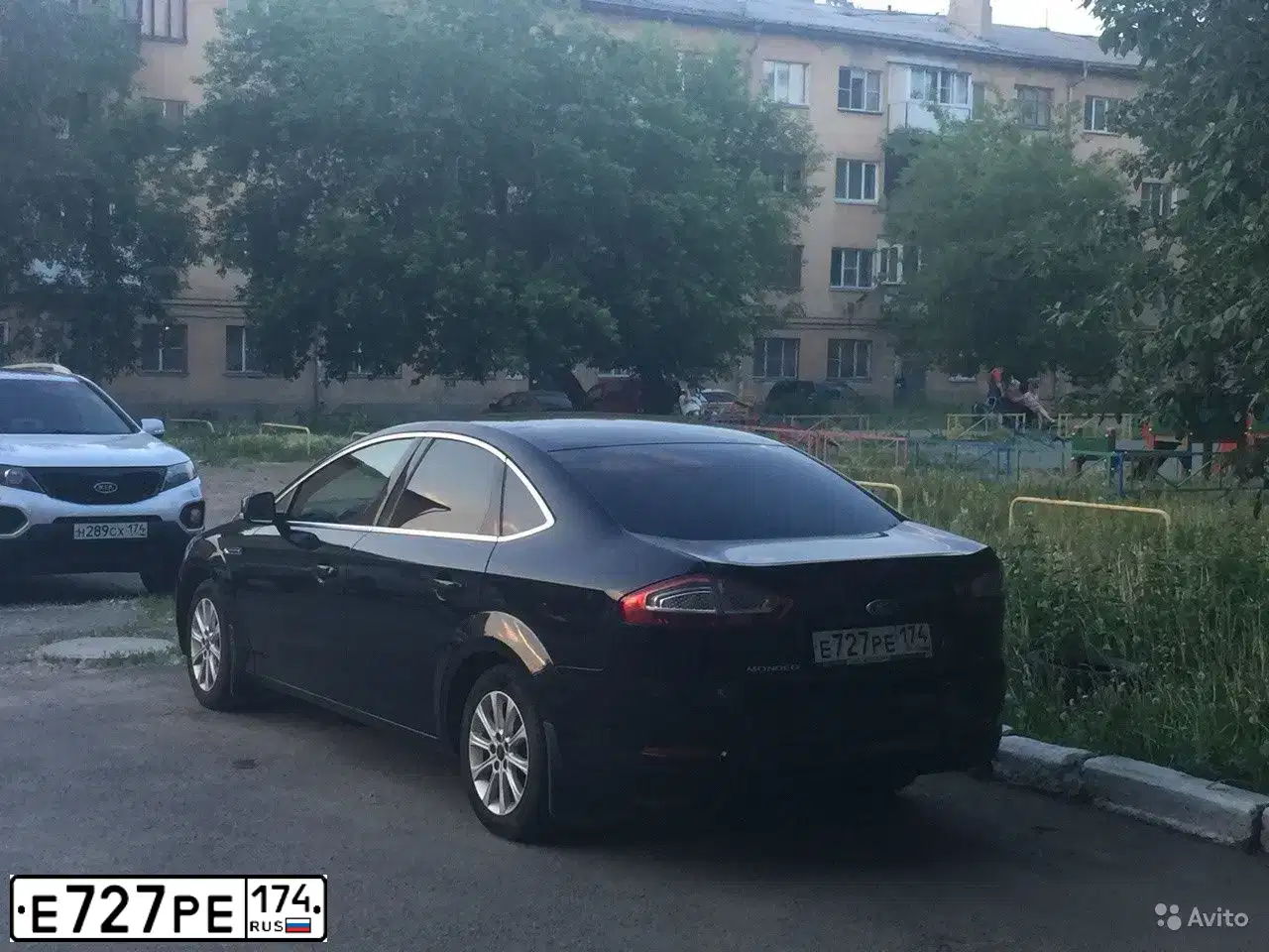 Фото автомобиля TOYOTA CAMRY, 2018 — госномер Е727РЕ174. Цвет: ЧЕРНЫЙ МЕТАЛЛИК