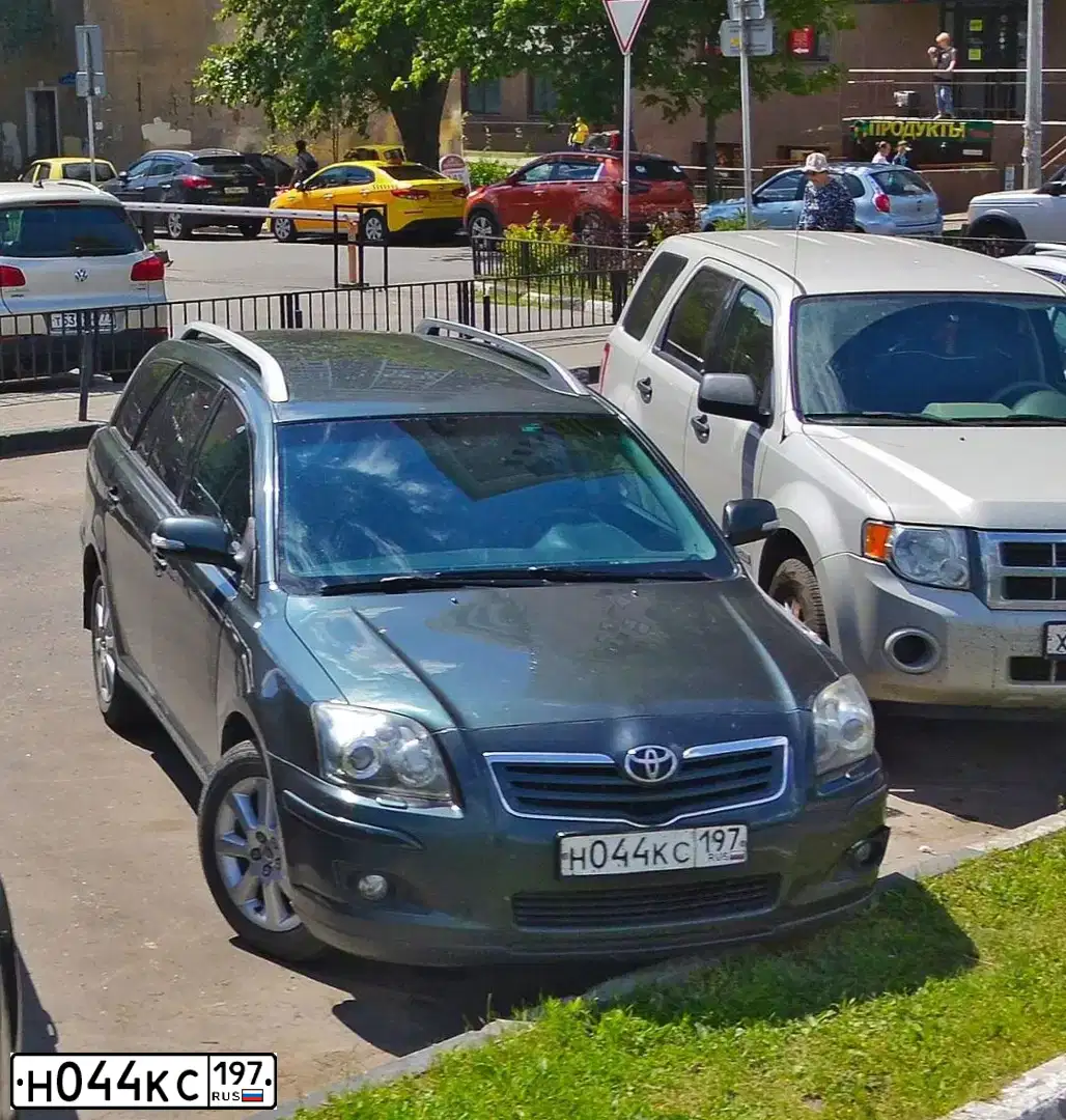 Фото автомобиля TOYOTA AVENSIS, 2007 — госномер Н044КС197. Цвет: ЗЕЛЕНЫЙ ТЕМНЫЙ