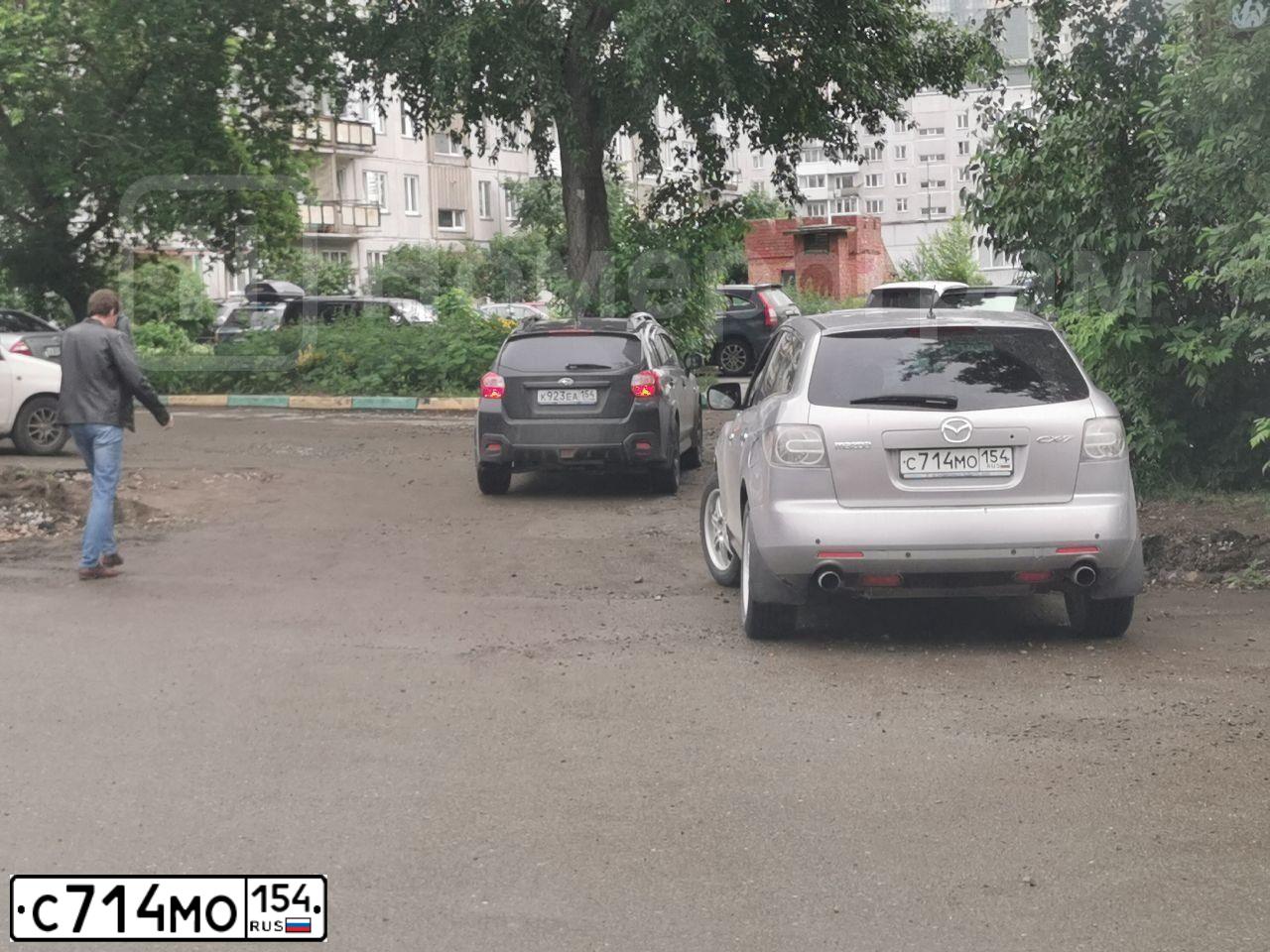 Фото автомобиля MAZDA CX-7, 2008 — госномер Н137КР199. Цвет: Серебристый