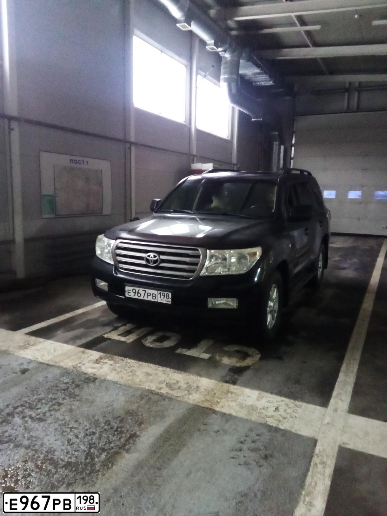 Фото автомобиля TOYOTA LAND CRUISER 200, 2008 — госномер К133УР147. Цвет: ЧЕРНЫЙ