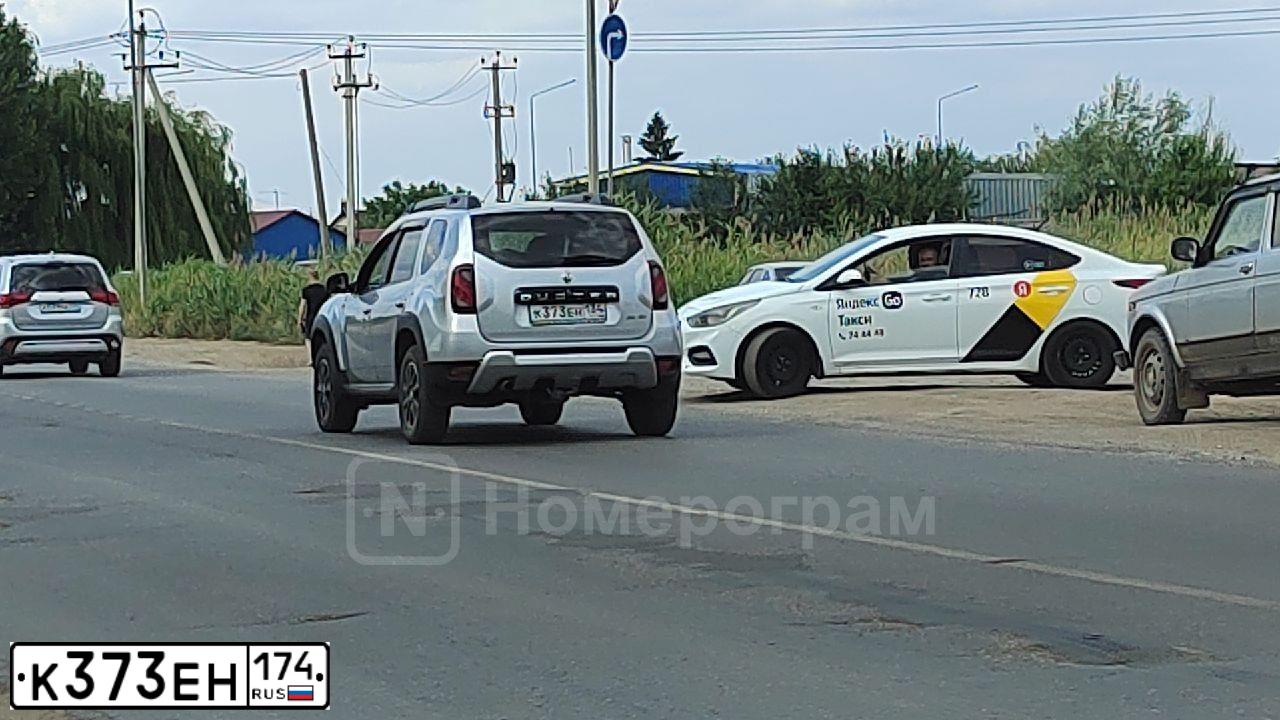 Фото автомобиля LANDROVER RANGE ROVER SPORT, 2008 — госномер Е252ЕМ777. Цвет: ЧЕРНЫЙ