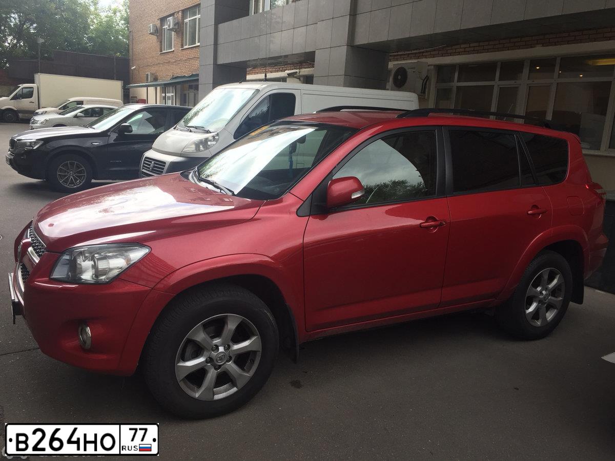 Фото автомобиля TOYOTA RAV4, 2011 — госномер К668НЕ750. Цвет: КРАСНЫЙ