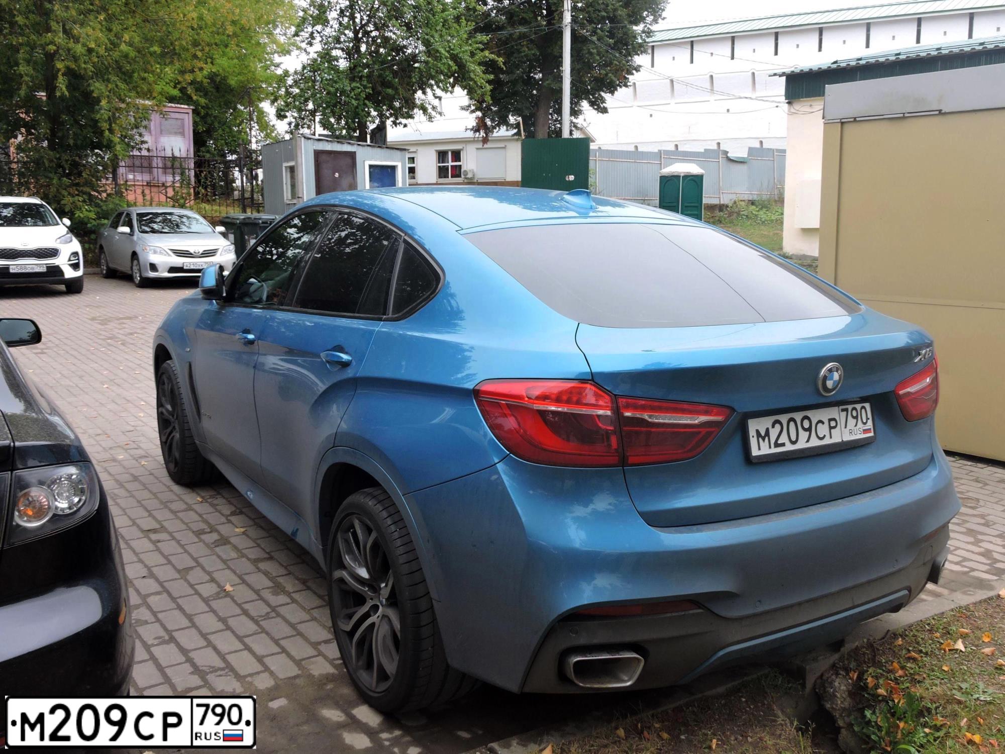 Фото автомобиля BMW X6, 2018 — госномер М209СР790. Цвет: голубой