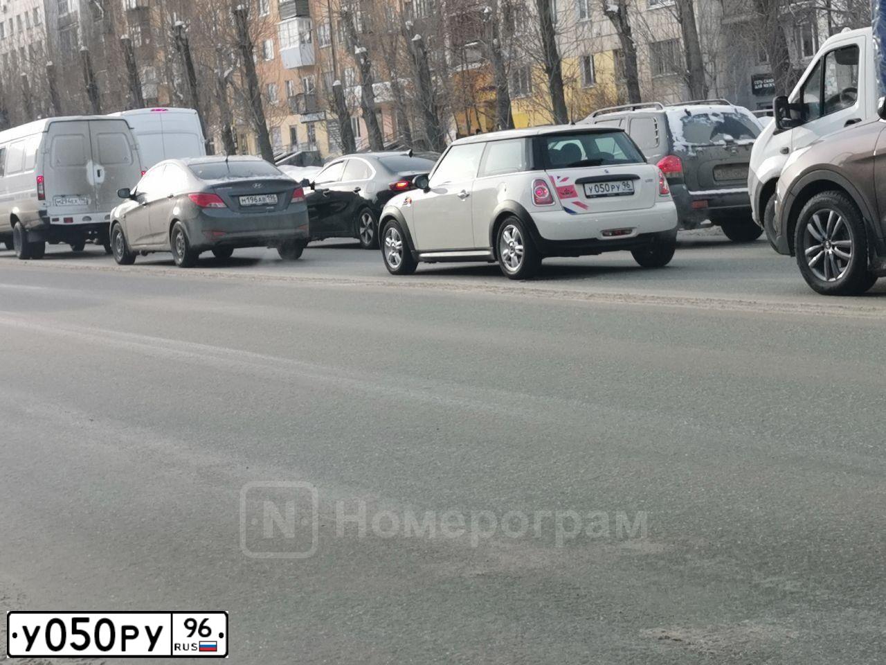Фото автомобиля MINI МИНИ УАН, 2012 — госномер У050РУ96. Цвет: БЕЛЫЙ